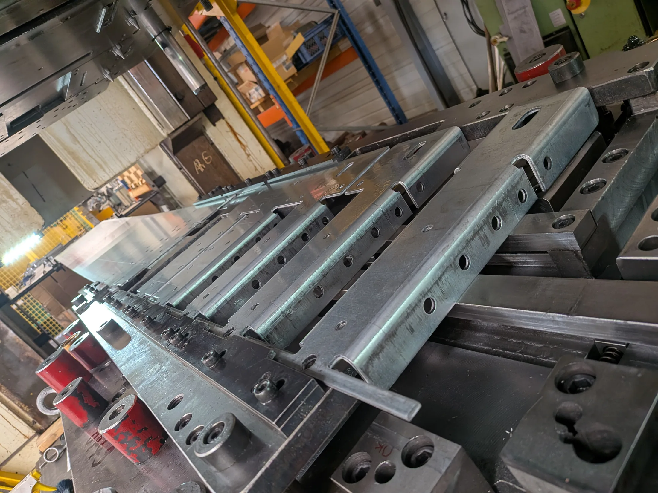 Outillage de presse industriel en cours de mise au point dans l’atelier OUTIL MÉCA