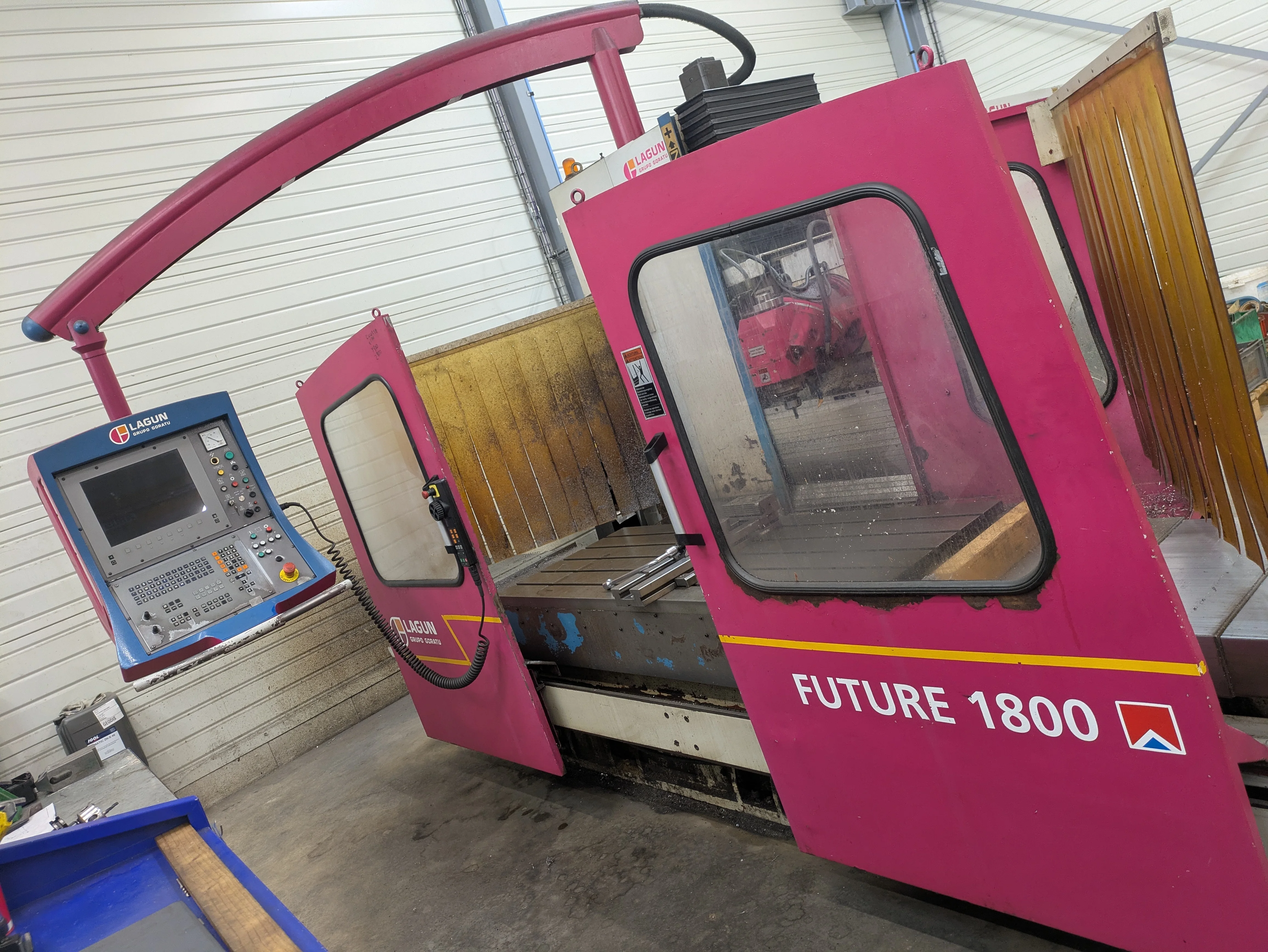 Machine-outil grand débattement dans l’atelier